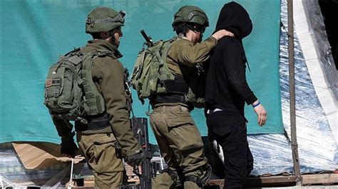 İsrail güçleri, işgal altındaki Batı Şeria'da 12 Filistinliyi gözaltına aldı - Son Dakika Haberleri